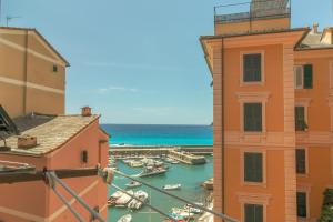 d'une vue sur l'eau entre les bâtiments dans l'établissement CASA GIADA A due passi dal porto di Camogli, à Camogli