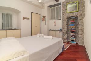 une chambre avec deux lits et un mur en pierre dans l'établissement CASA GIADA A due passi dal porto di Camogli, à Camogli