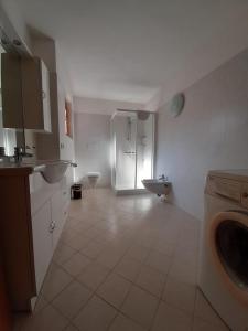 a large kitchen with a sink and a washer and dryer at Casa/Villa Sommavilla in Brenzone sul Garda