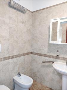 une salle de bains avec toilettes et lavabo dans l'établissement Apartments Altea, à Rafailovici 12 autres photos