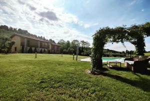 un gran patio con una casa y una piscina en Azienda Agricola Rovertondo, en Costermano