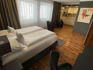 Postel nebo postele na pokoji v ubytování ZUM ZIEL Hotel Grenzach-Wyhlen bei Basel