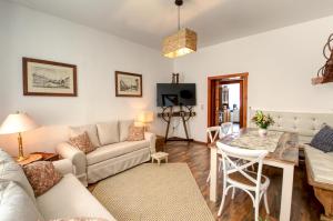 ein Wohnzimmer mit einem Sofa und einem Tisch in der Unterkunft Ferienwohnung LANDHAUSSUITE Annaberg-Buchholz in Annaberg-Buchholz