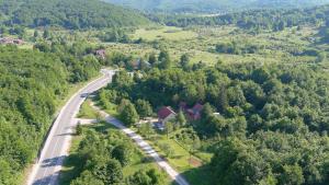 una vista aérea de una casa y una carretera en Apartment Prijeboj Plitvice Lakes, en Prijeboj