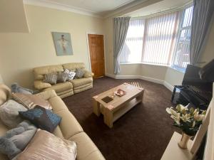 sala de estar con sofá y mesa de centro en Sited in lytham, not Moss side, Meadow Hse, entire Hse, sleeps 6 en Brown Moss Side