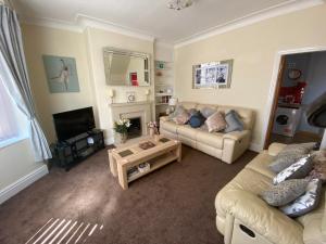 Brown Moss Side的住宿－Sited in lytham, not Moss side, Meadow Hse, entire Hse, sleeps 6，客厅配有两张沙发和一台电视