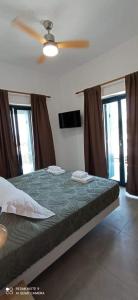 Postel nebo postele na pokoji v ubytování Paros-Memories-Neubau-Villen, Sportpool