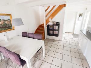 uma sala de jantar branca com uma mesa e cadeiras em 6 person holiday home in Hadsund em Hadsund