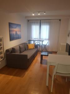 sala de estar con sofá y mesa en Apartamento Miñoca con Garaje en Vigo