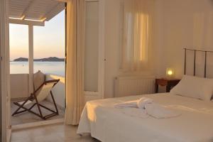 - une chambre avec un lit et une vue sur l'océan dans l'établissement Armenistis Apartment, à Náoussa