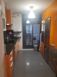 cocina con nevera, lavadora y secadora en Apartamento Miñoca con Garaje, en Vigo