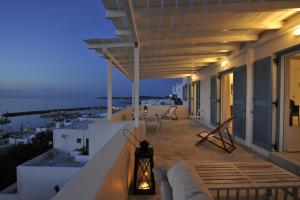 - un balcon avec vue sur l'océan la nuit dans l'établissement Armenistis Apartment, à Náoussa