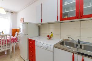Kuchyň nebo kuchyňský kout v ubytování Apartments Slavko