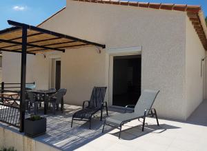 d'une terrasse avec des chaises, une table, une table et des chaises. dans l'établissement Villa entière de 145m² calme en petite Camargue, à Beauvoisin