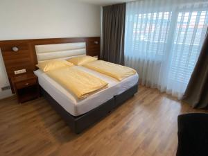 Postel nebo postele na pokoji v ubytování ZUM ZIEL Hotel Grenzach-Wyhlen bei Basel