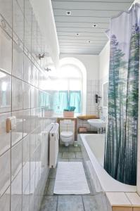 Ett badrum på Ferienwohnung LANDHAUSSUITE Annaberg-Buchholz