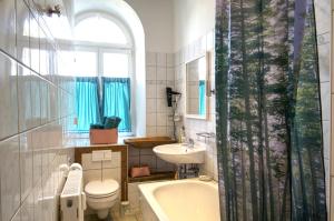 Ett badrum på Ferienwohnung LANDHAUSSUITE Annaberg-Buchholz