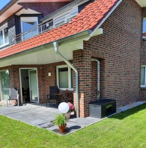 Casa de ladrillo con porche y patio en Ferienwohnung "Zum Haidmann", en Luhdorf