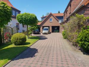 a cobblestone driveway in front of a house at Stadtrand Wilhelmshaven in Schortens