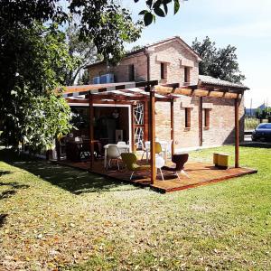 Casa con terraza con sillas y mesa en B&B il Fienile del Borgo, en Iesi