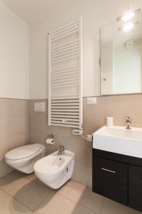 biała łazienka z toaletą i umywalką w obiekcie Residence Sunrise w Cesenatico +37 zdjęć