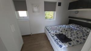 Postel nebo postele na pokoji v ubytování Ruim en gezellig chalet voor 2 personen op de Veluwe Recreatiepark De Oude Driest - All inclusive