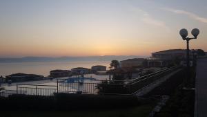 een zonsondergang boven een waterlichaam met huizen bij Skiper Resort Savudrija - Umag - LGP in Savudrija