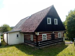 een klein huis met een zwart dak bij Roubenka Krkonoše - Adršpach in Radvanice