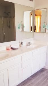 Phoenix comfort home BNB tesisinde bir banyo