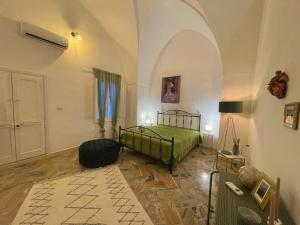1 dormitorio con 1 cama verde en una habitación en Le Cementine house Vacanze Salento, en Galatone