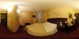 A bed or beds in a room at Hotel Damian Park Hotel Delle Magnolie