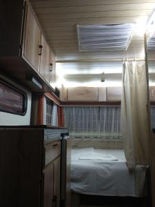 Habitación pequeña con cama en la cocina en каравана Марбея en Chernomorets