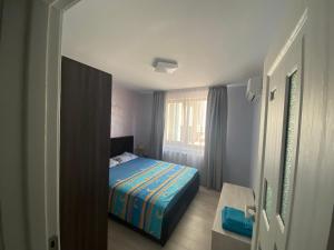 Un pat sau paturi într-o cameră la Двустаен апартамент в центъра на Русе