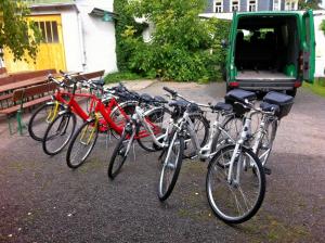 un gruppo di biciclette parcheggiate di fronte a un camion di Hotel garni am Thüringer KloßTheater a Friedrichroda