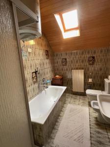 een badkamer met een bad, een toilet en een wastafel bij Casa Dolce Casa in Tirano