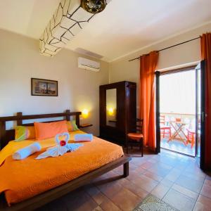 una camera da letto con un letto fiorito di Rosa dei Venti Accomodation a Tropea