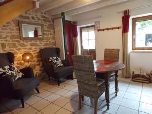 - une salle à manger avec une table et des chaises dans l'établissement côté jardin, à Saint-Clément