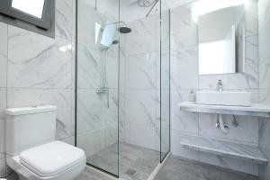 Kúpeľňa v ubytovaní Marina Vista Luxury Studio suites Beach front