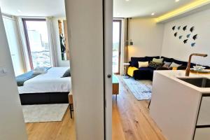 uma cozinha e uma sala de estar com uma cama em 188 Avenue, Aveiro Centro em Aveiro