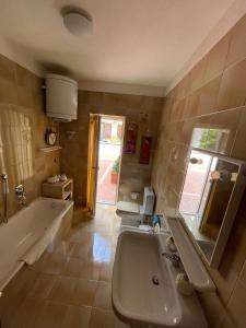 ein Badezimmer mit einer Badewanne und einem Waschbecken in der Unterkunft Casa Dolce Casa in Tirano