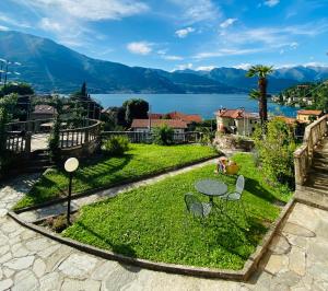 un patio con vistas al lago y a las montañas en Nora Casa Vacanze, en Dervio