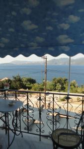 a balcony with a table and chairs and the ocean at Casa di Giorgio in Nikiana