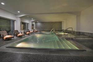 Bazén v ubytování Omnia Hotel Relax & Wellness nebo v jeho okolí
