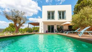 een villa met een zwembad voor een huis bij Exmora in Tamariu