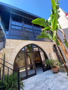 uma vista para o exterior de um edifício com uma porta de vidro em Spirit Of The Knights Boutique Hotel in Ilha de Rhodes