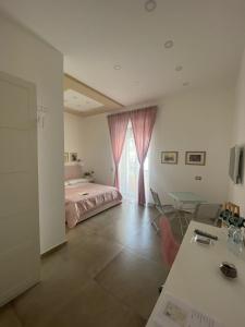 um quarto com uma cama e uma mesa em B&B 80056 Ercolano em Ercolano