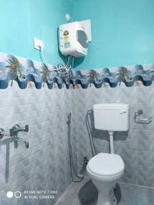 een badkamer met een toilet en een haardroger bij Swarna Kamal Homestay in Darjeeling