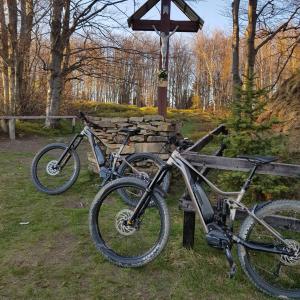 two bikes parked next to a stone wall at "RYVILLA" Dom na Wilkówce in Gaboń