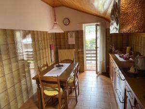 een keuken met een houten tafel en stoelen in een kamer bij Casa Dolce Casa in Tirano