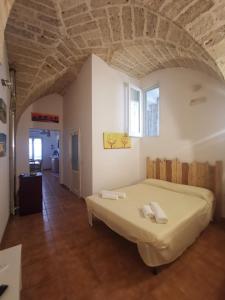 una camera con un grande letto di B&B La volta di Fabio De Marco e Simona Saracino a San Pietro Vernotico